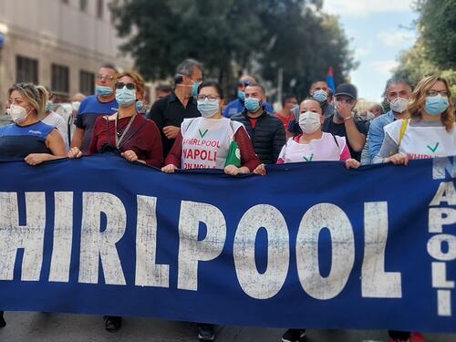 Nuova protesta degli ex dipendenti Whirlpool: bloccata l’autostrada A3