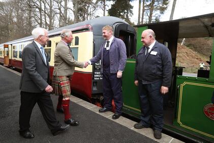 Principe Carlo veste il kilt durante una visita reale in Scozia 7