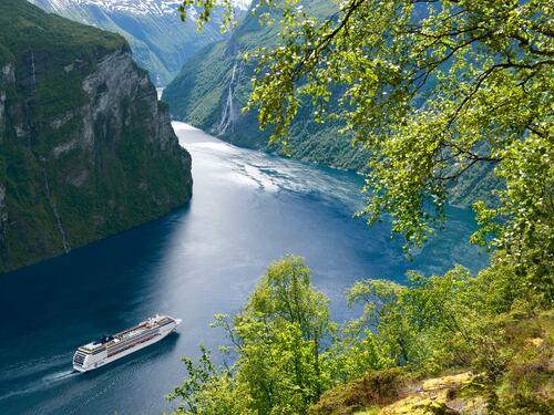 In crociera immersi nella natura del Nord Europa tra i fiordi norvegesi