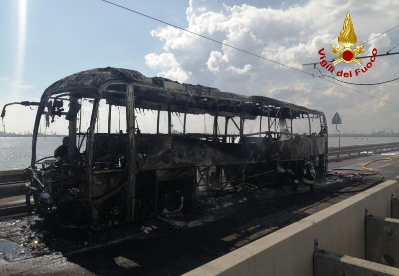 Traffico bloccato sul ponte e tanta paura: bus in fiamme a Venezia 2