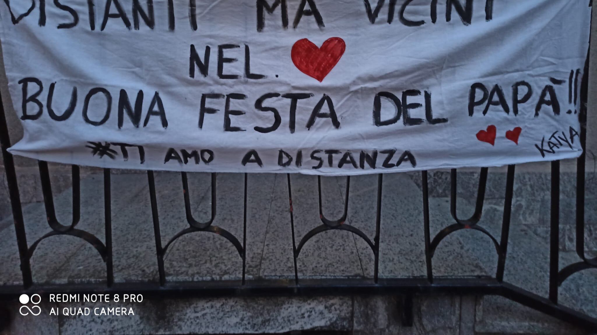Il coronavirus la separa dal papà, lei gli dedica un tenero striscione