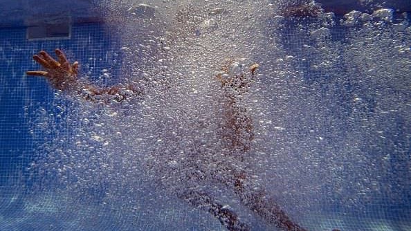 Il giallo della bambina annegata in piscina. Il cadavere era nudo