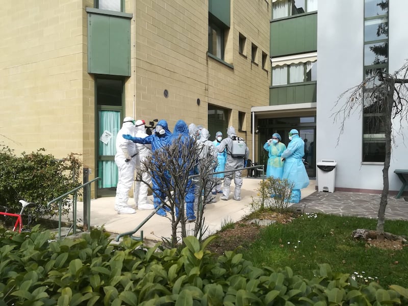 I russi dissinfettano la casa di riposo 6
