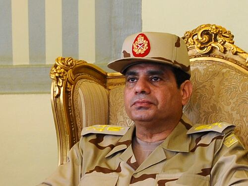 Egitto, il generale al Sisi rompe gli indugi: si candida presidente