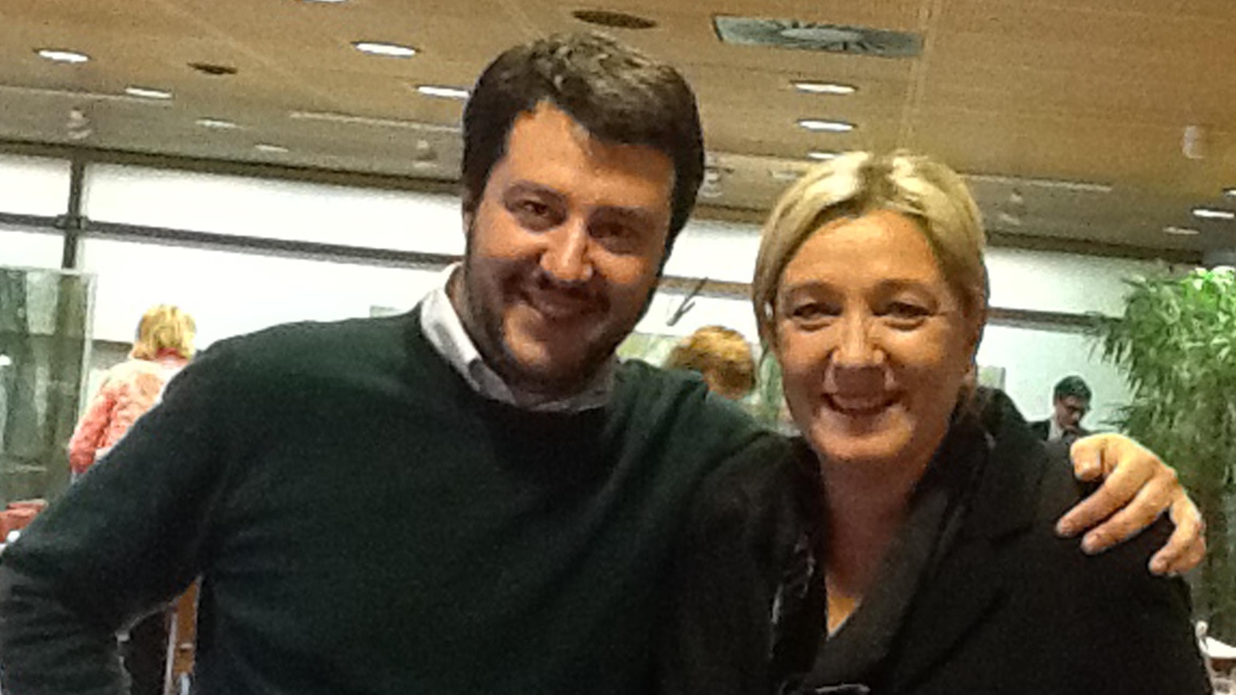 La Le Pen rapita da Salvini: "Matteo mi manda in estasi"