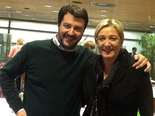 Ue, Le Pen chiama gli euroscettici: "Gruppo unico all'Europarlamento"