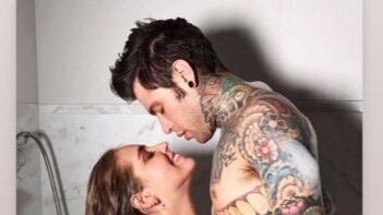Chiara Ferragni e Fedez volano in Polinesia. E il web: "Leo resta con la tata?"
