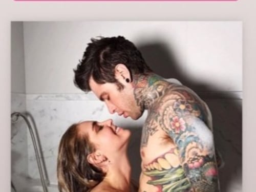 Chiara Ferragni e Fedez volano in Polinesia. E il web: "Leo resta con la tata?"