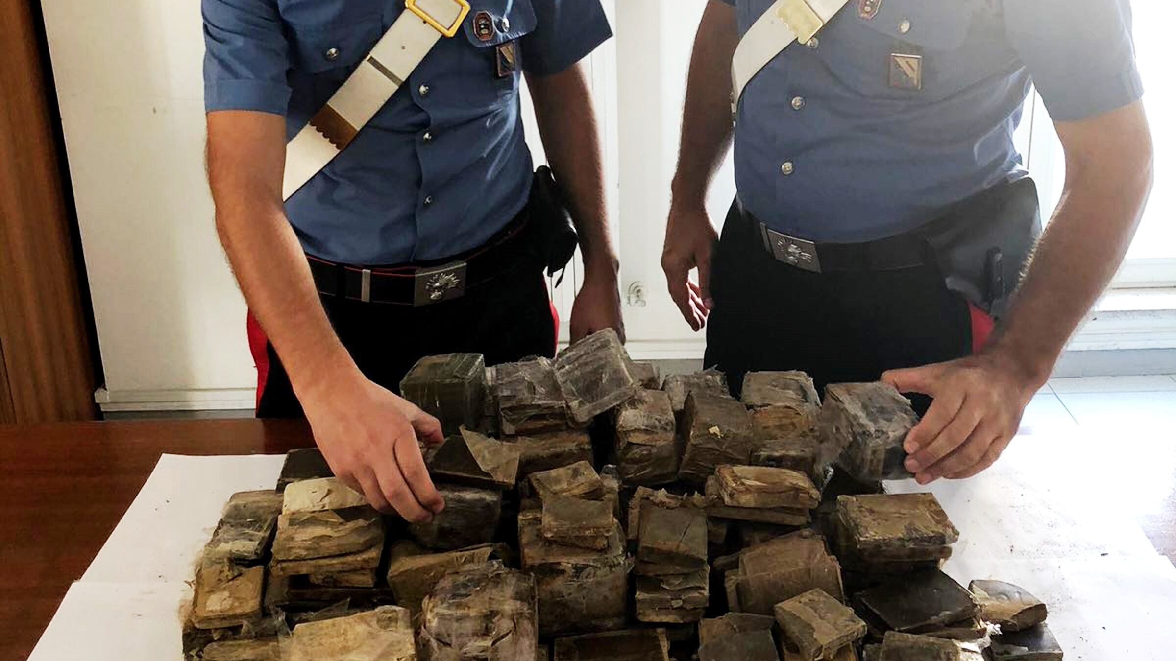 Vende droga tra frutta e verdura. Arrestato un 75enne