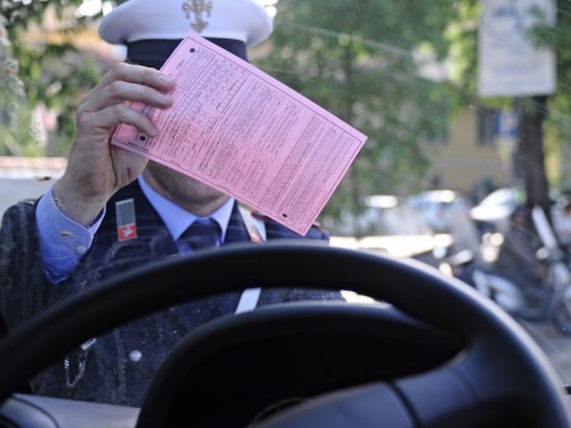 Multa per parcheggio sulle strisce blu: ecco quando il verbale è nullo e come dimostrarlo