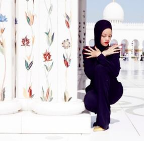 Rhianna posa col velo, scatti da Abu Dhabi 8