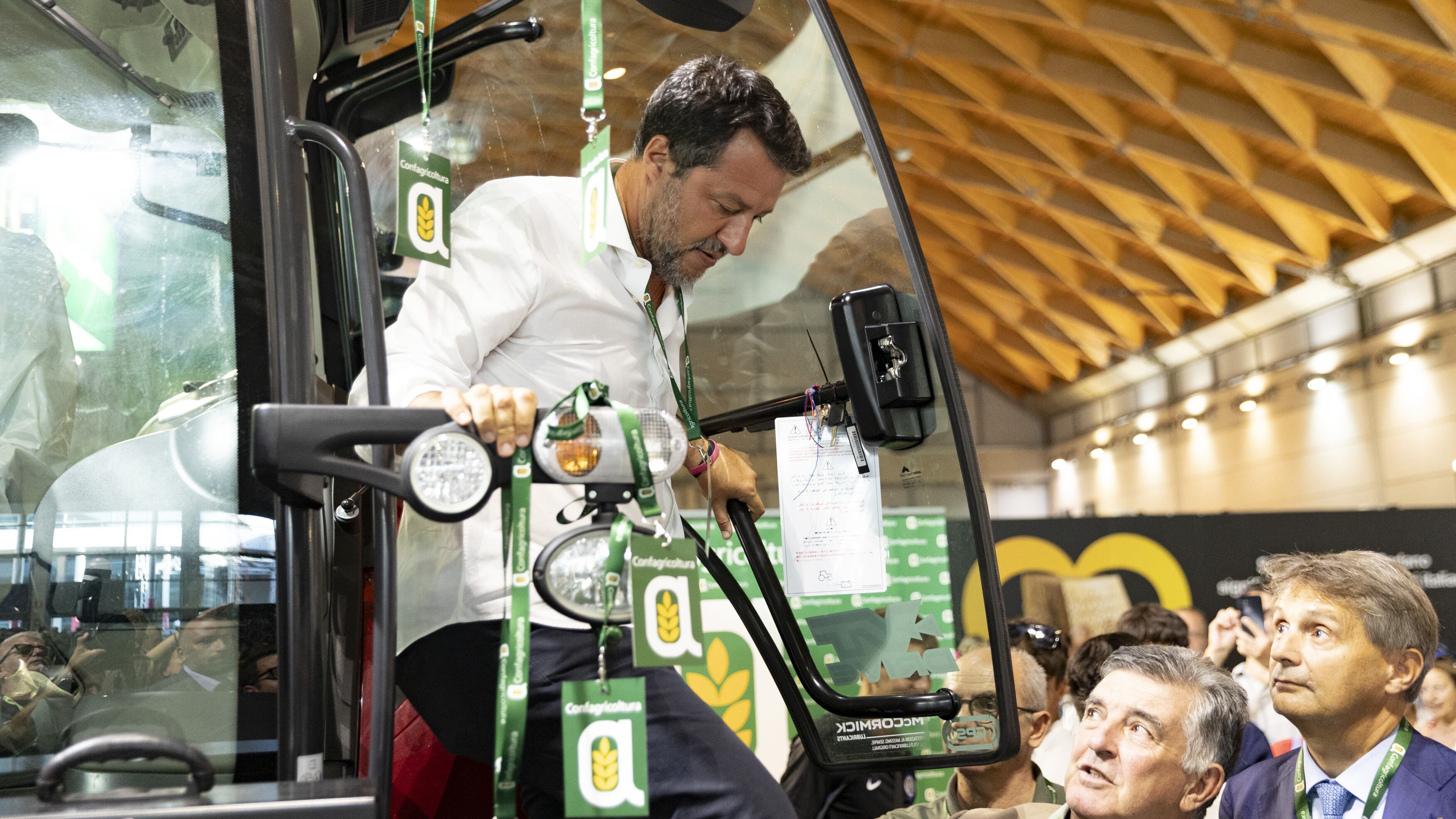 Salvini show tra i trattori. E parla di guida sicura insieme a Loris Capirossi