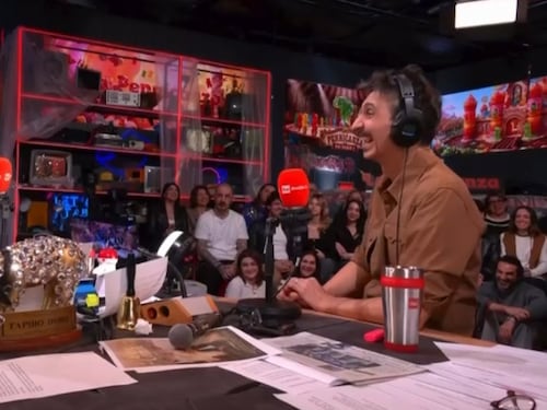 Gli attacchi omofobi a Cerno finiscono anche da Fiorello: “Se sei gay devi essere di sinistra”
