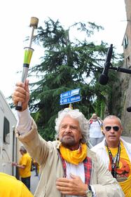 Beppe Grillo in marcia per il reddito di cittadinanza 2