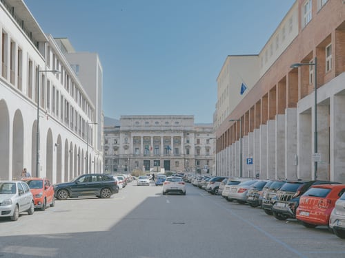 Parcheggio di traverso, cambia tutto: che multe rischiano gli automobilisti e cosa propone il nuovo Codice della Strada
