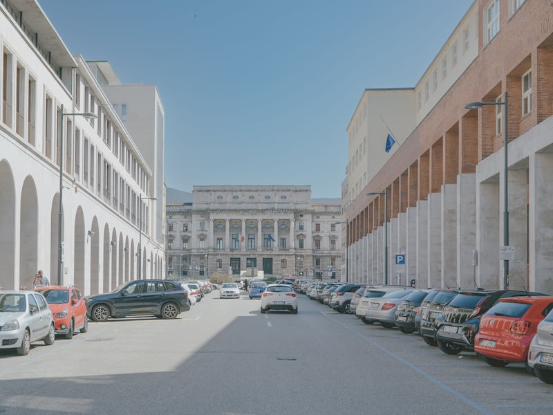 Parcheggio di traverso, cambia tutto: che multe rischiano gli automobilisti e cosa propone il nuovo Codice della Strada
