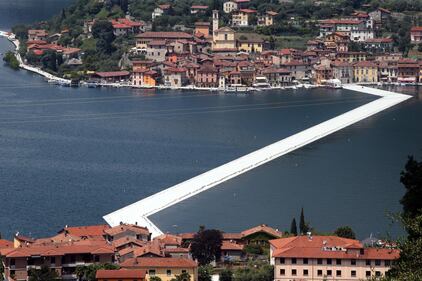 "The floating piers", la passerella di Christo 11