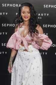 Rihanna, scollatura mozzafiato sul seno 4