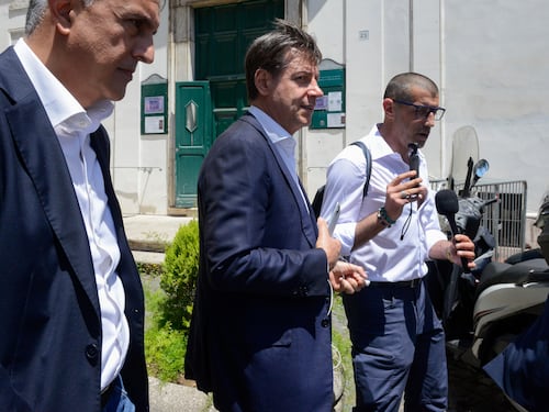 Intrighi e incontri, Conte rischia il posto