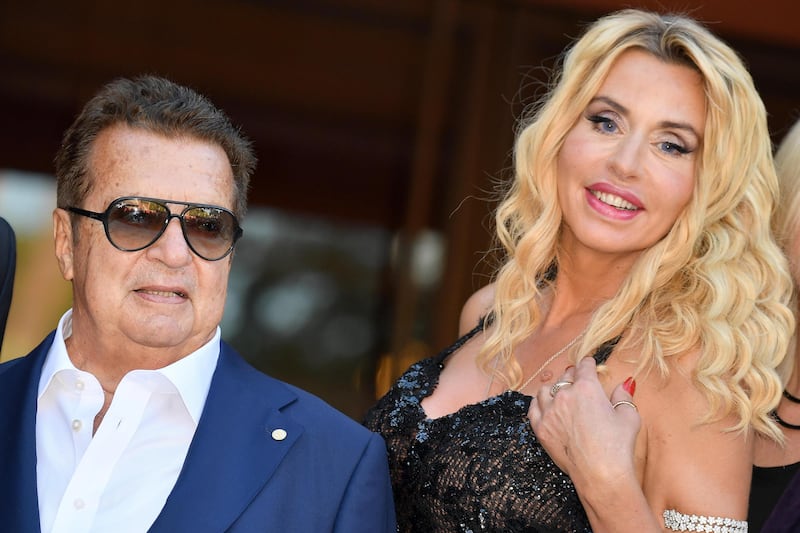 Le rose, l'aborto e i guai giudiziari: la storia d'amore tra Valeria Marini e Vittorio Cecchi Gori