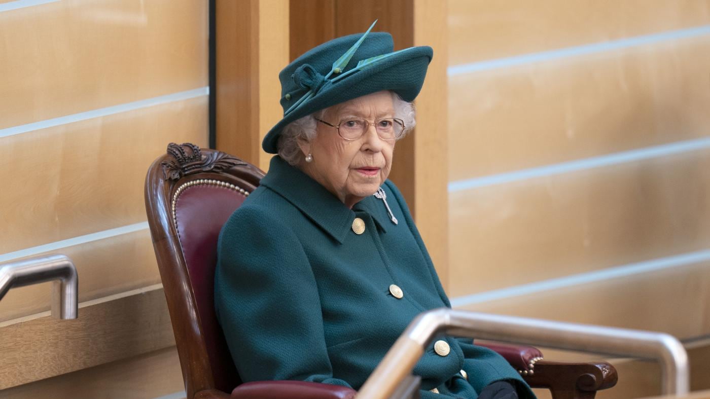 Notte in ospedale per la regina Elisabetta II: ecco come sta