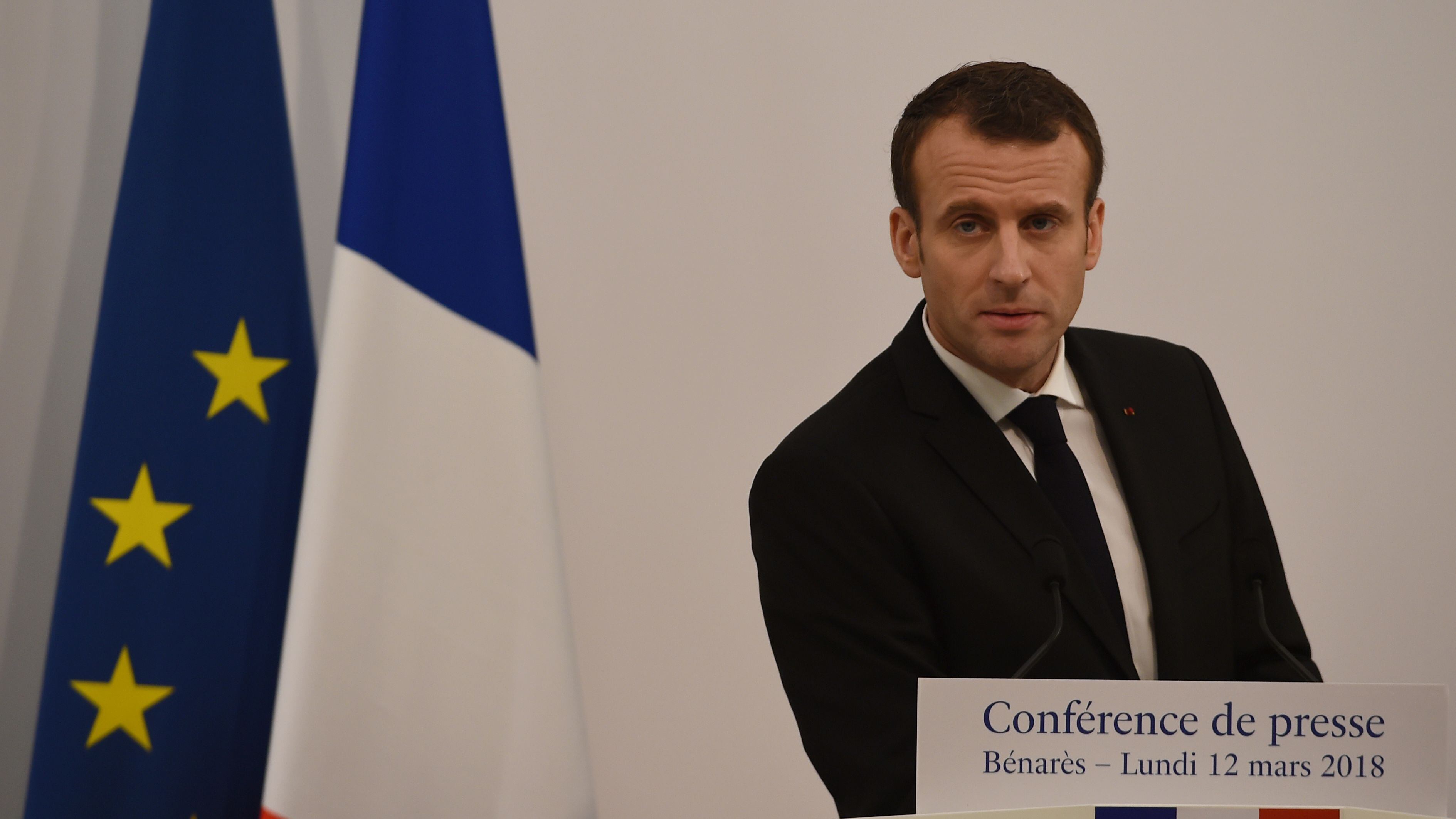 Macron fa il bullo