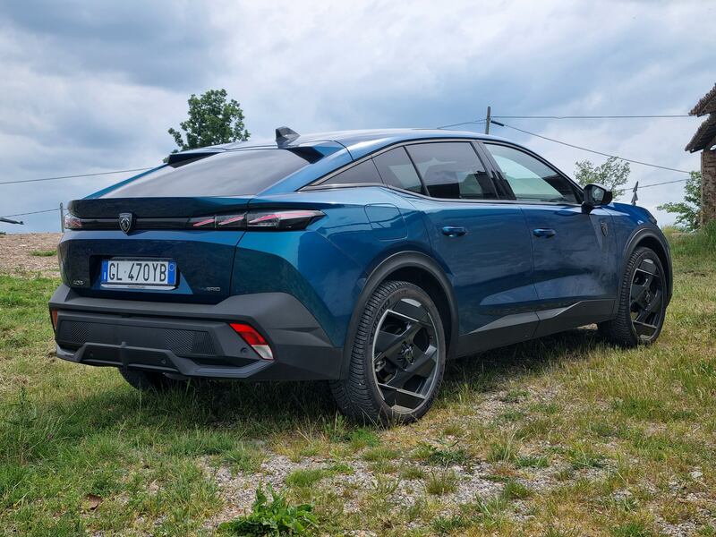 Peugeot 408, le foto del crossover “tuttofare” 8