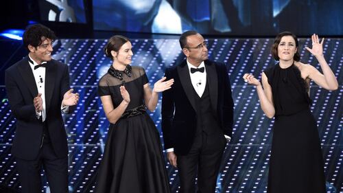 Sanremo 2016: gli abiti della prima serata 13