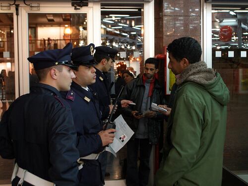 Donne compiacenti e 6.500 euro: ecco i finti matrimoni per clandestini