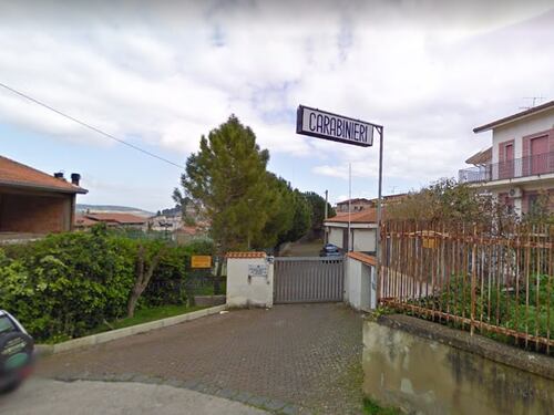 Tenta di uccidere i genitori: la madre lotta tra la vita e la morte