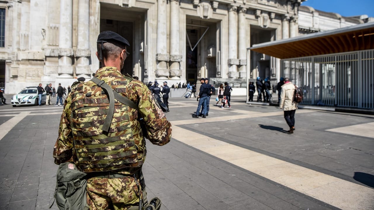 Milano, migrante ruba un coltello. Poi pugnala due persone