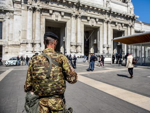 Milano, un'altra brutale aggressione: egiziano lancia pietre e aggredisce agenti in stazione Centrale