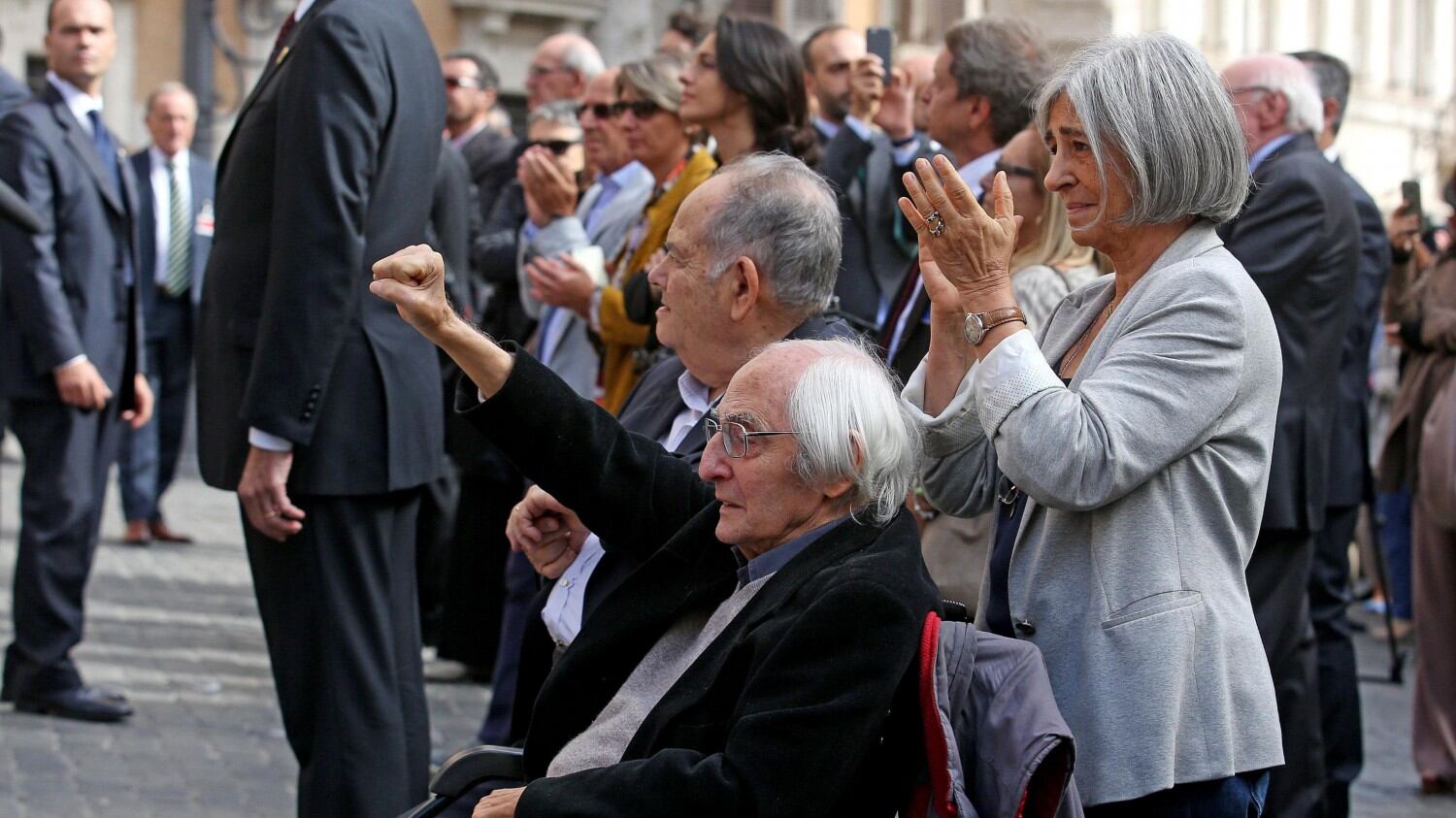 L'ultimo schiaffo alla storia: torna di moda il pugno chiuso