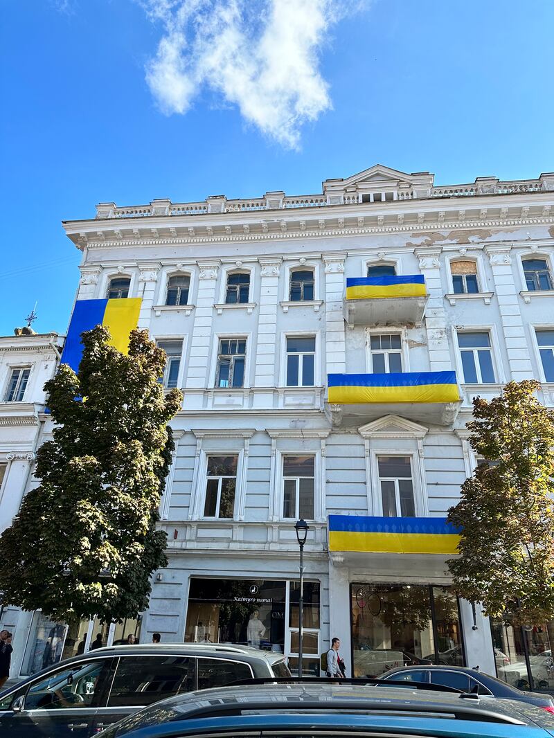 Palazzo con bandiere ucraine nel centro di Vlilnius, Lituania (Foto di Alberto Bellotto)