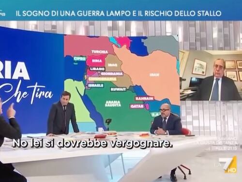 "Dove sta?", "Studia". Bonelli vuol fare la lezione ma non sa dove sia l'Egitto