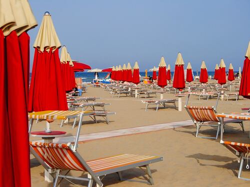 Si masturba davanti a un bambino e alla madre: l'orrore in spiaggia