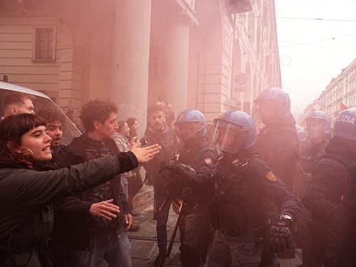 Sciopero generale, tensioni tra manifestanti e polizia a Torino. Napoli, chiusa stazione metro