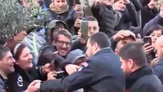 Bagno di folla e baciamano ad Afragola Così Salvini ha oscurato il collega grillino