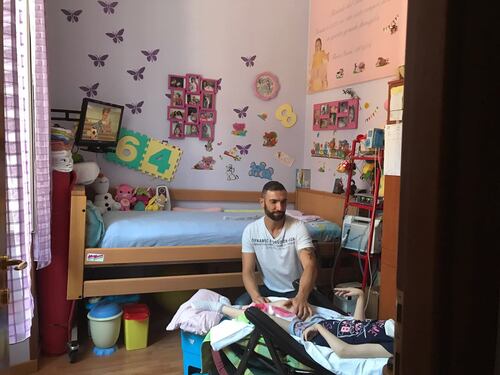 Berlusconi mantiene la promessa: aiuterà la figlia di Emmanuel