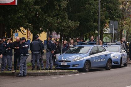 Latitante prende ostaggi un ufficio postale a Reggio Emilia 6