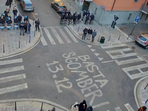 Antagonisti contro gli agenti che sgomberano l'abusivo. "Via Gola zona franca?"