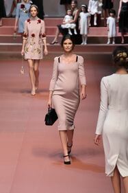 Bianca Balti sfila al sesto mese di gravidanza 7