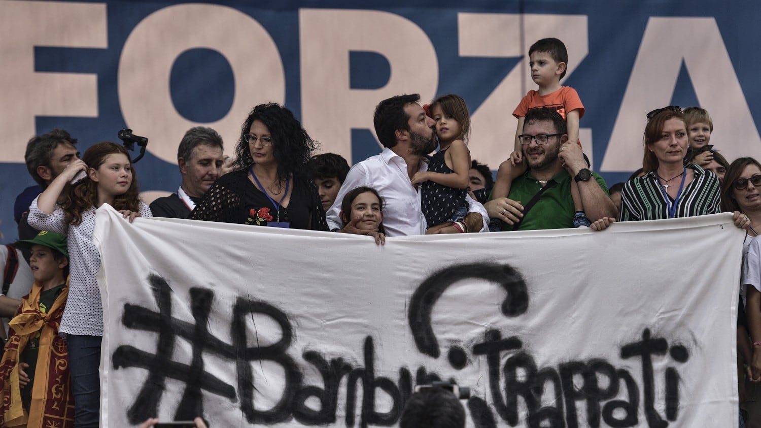La bimba sul palco a Pontida, l'ultimo pretesto dei dem per attaccare Salvini