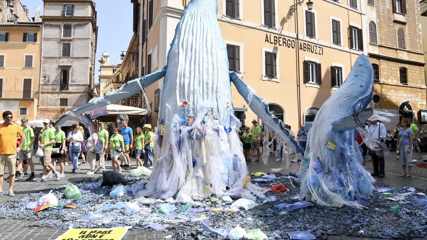 Davanti al Pantheon spuntano due balene: la protesta di Greenpeace