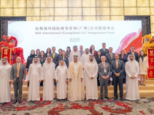 Il Sovrano di Ras Al Khaimah inaugura la prima società di consulenza aziendale di Ras Al Khaimah in Cina, rafforzando i legami con il Guangdong