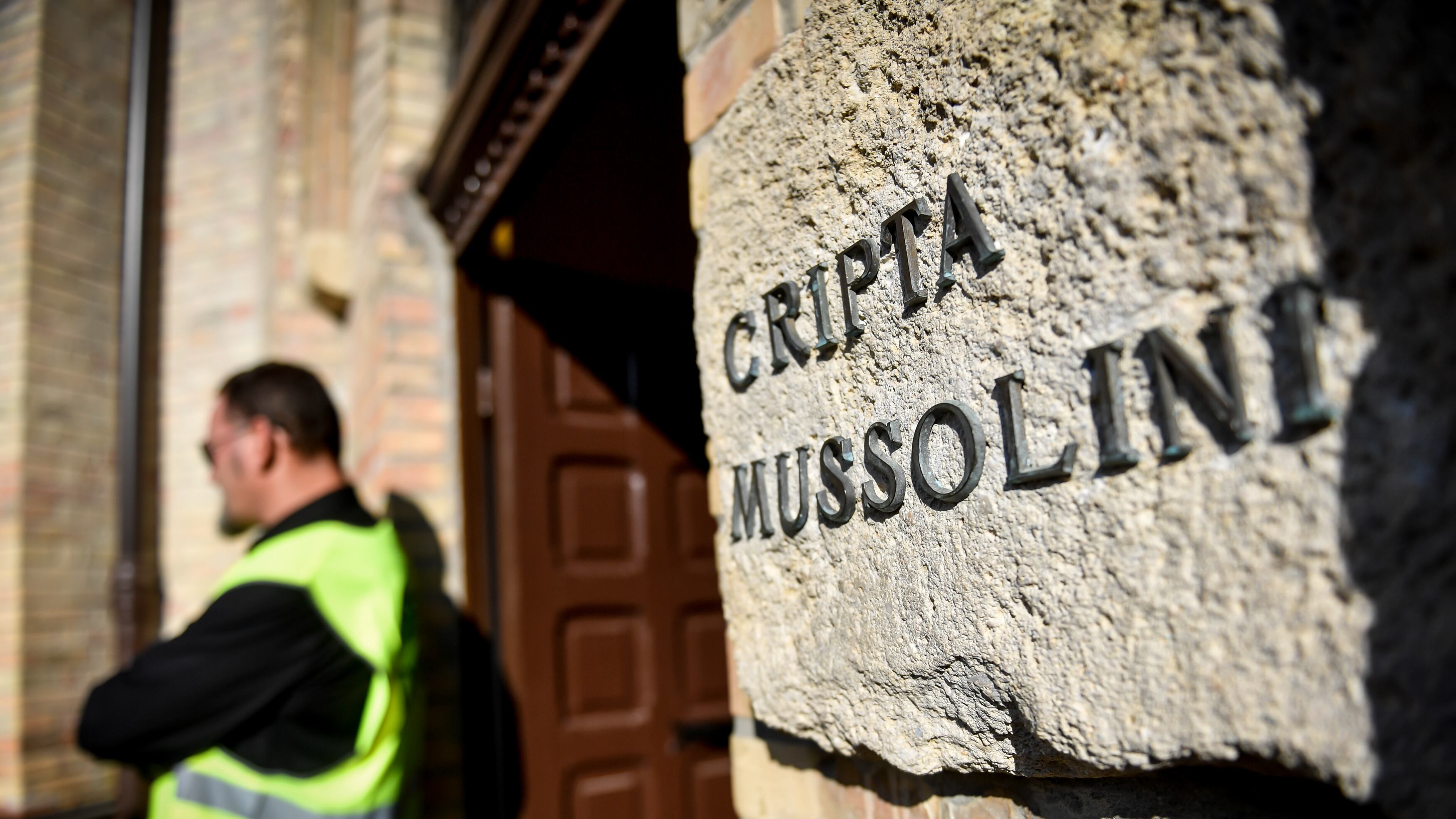 "Hanno cambiato la serratura", il giallo della cripta di Mussolini