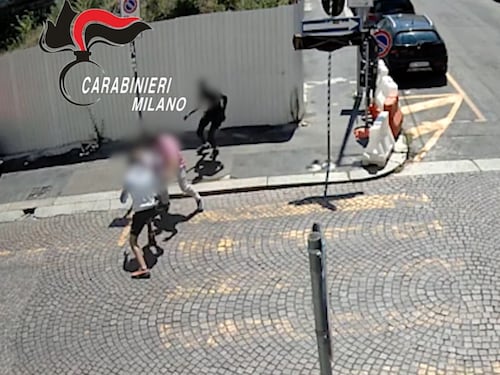 Rapinano due turisti davanti alla caserma dei Carabinieri: 18enne nordafricano arrestato, il complice fugge con l’orologio