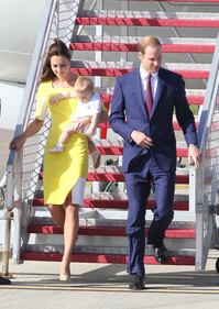 La famiglia reale arriva in Australia: per Kate il vestito è giallo canarino 6