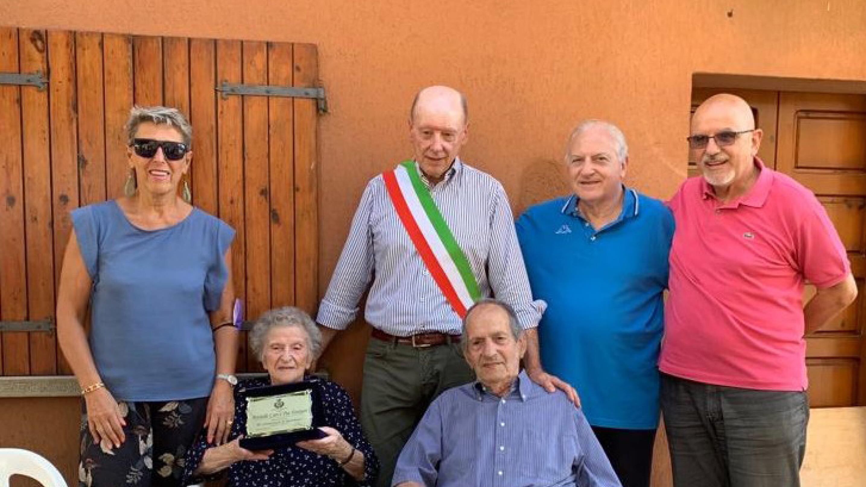 Sposi durante la guerra. Oggi festeggiano ottant'anni insieme