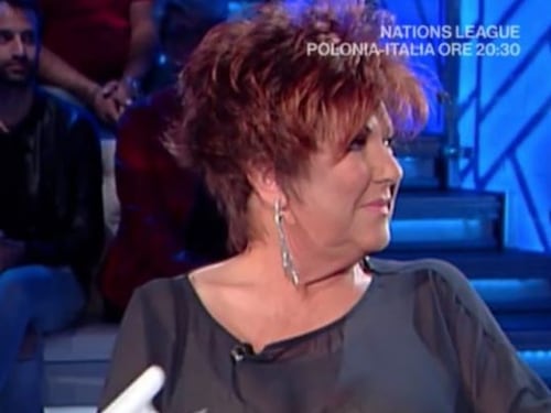 "Orietta Berti è impazzita? Completamente nuda in tv". Il web non perdona il look della cantante